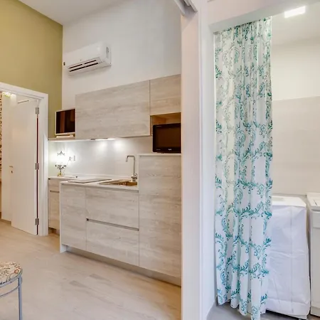 Guesthost - Madame Fully Equipped