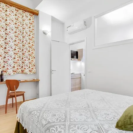 Madame Bari' In The Heart Of Apartment